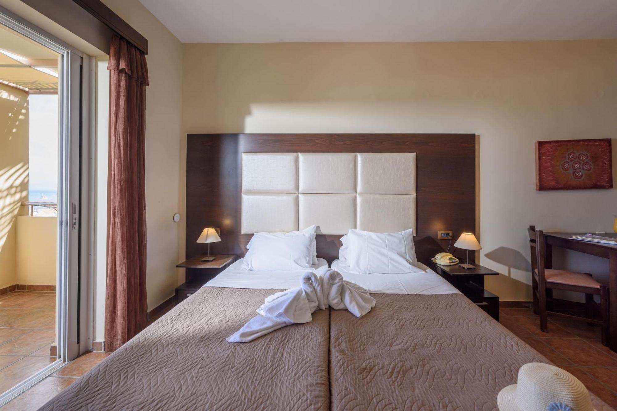 Eurohotel Theo Hotel Агия-Марина Экстерьер фото