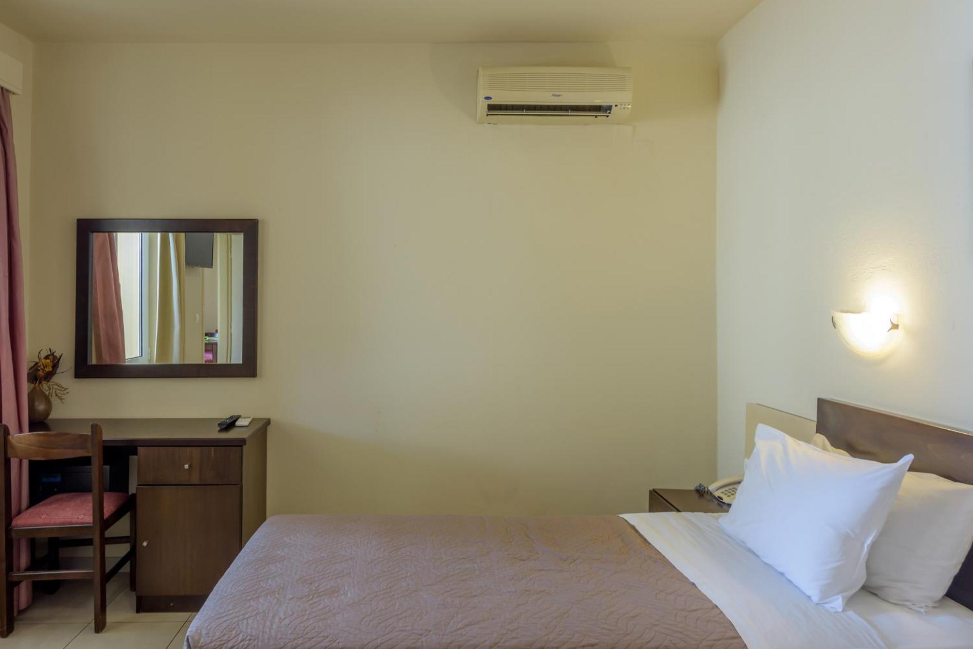 Eurohotel Theo Hotel Агия-Марина Экстерьер фото