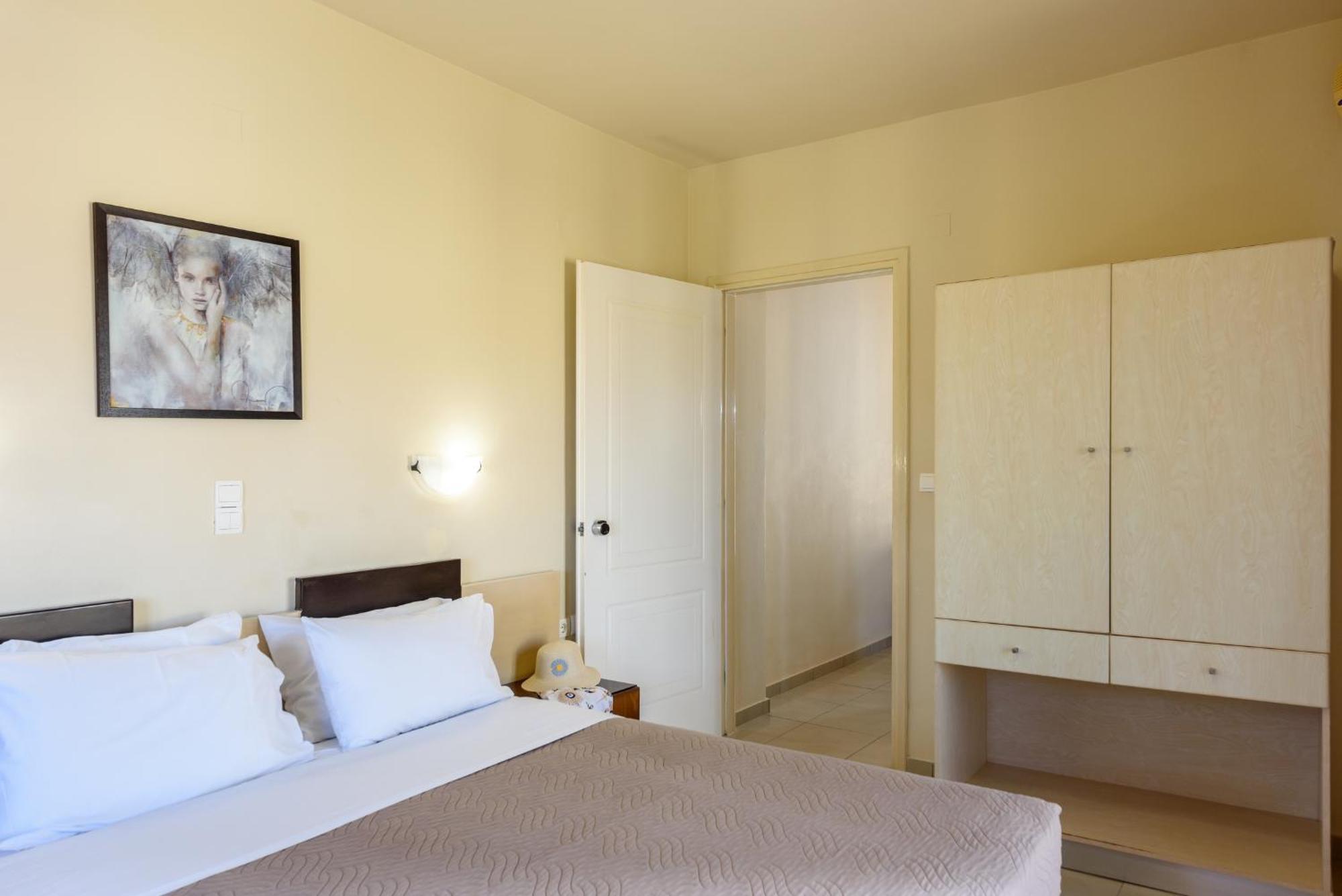 Eurohotel Theo Hotel Агия-Марина Экстерьер фото