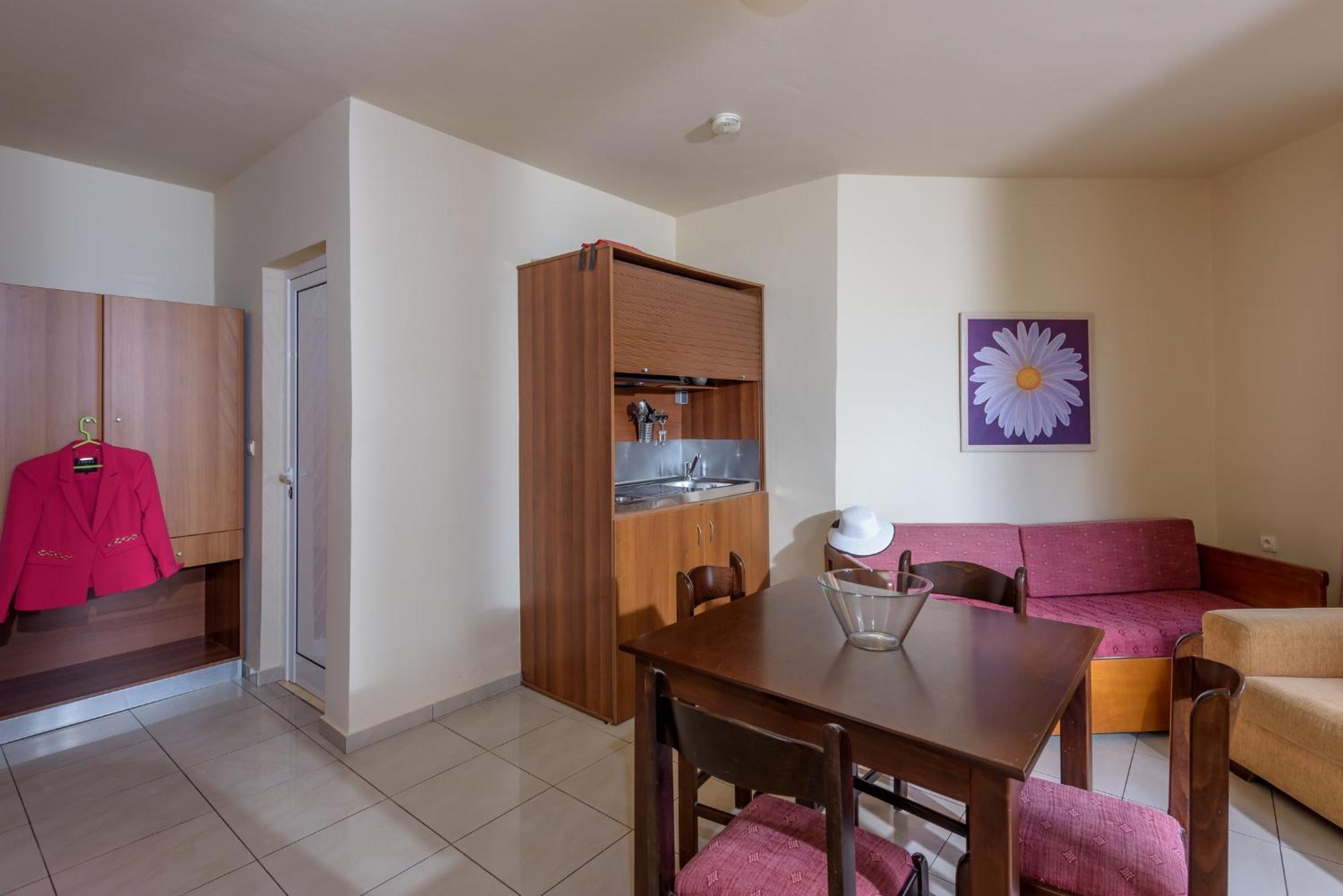 Eurohotel Theo Hotel Агия-Марина Экстерьер фото