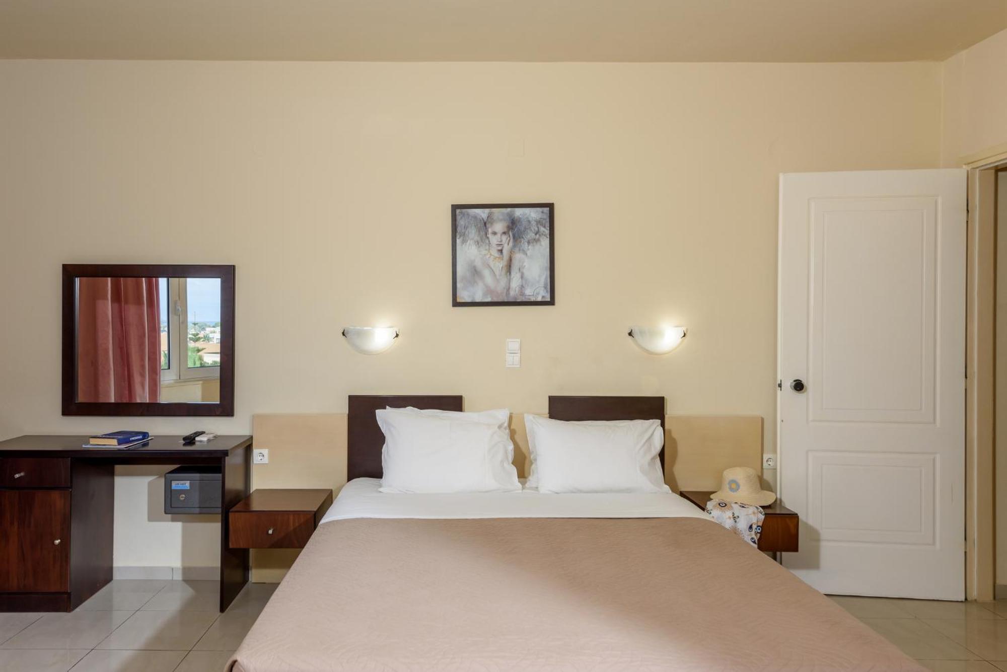 Eurohotel Theo Hotel Агия-Марина Экстерьер фото